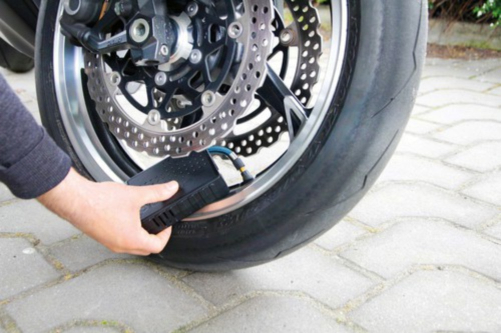 Taschenkompressor (120 PSI/8 Bar) mit LED-Taschenlampe